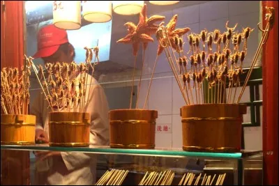 Brochette d'hippocampes, d'&eacute;toiles de mer ou de scorpions : Dans ce pays, on d&eacute;cline nombreux aliments en brochette. Il faut n&eacute;anmoins &ecirc;tre prudent avec les scorpions, ils sont servis tr&egrave;s frais et ils bougent parfois encore. O&ugrave; en trouve t-on ?