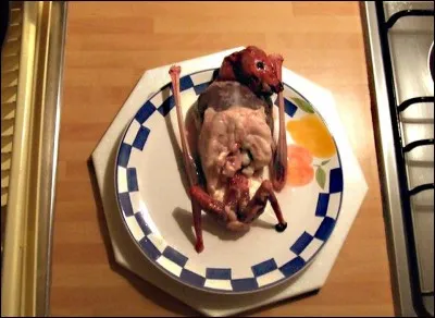 La roussette grill&eacute;e : Ici on ne d&eacute;guste pas Dracula mais de v&eacute;ritable chauve-souris. Elle se d&eacute;guste en civet et a, para&icirc;t-il, un go&ucirc;t de gibier. O&ugrave; peut-on se repa&icirc;tre de ce plat ?