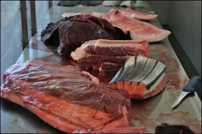 Peau et graisse de baleine : c'est une friandise grasse et caoutchouteuse appr&eacute;ci&eacute;e par la population locale. N&eacute;anmoins elle regorge de vitamines. Elle peut &ecirc;tre consomm&eacute;e crue ou frite. O&ugrave; peut-on la d&eacute;guster ?