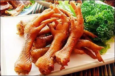 Pattes de poulet : Ce plat a &eacute;norm&eacute;ment de succ&egrave;s dans ce pays, on peut en acheter partout et les cuisiner de multiples mani&egrave;res. Un adage dit que ce peuple mangeur de pattes de poulet peut manger tout ce qui a des pattes sauf les tables, quel est ce peuple ?