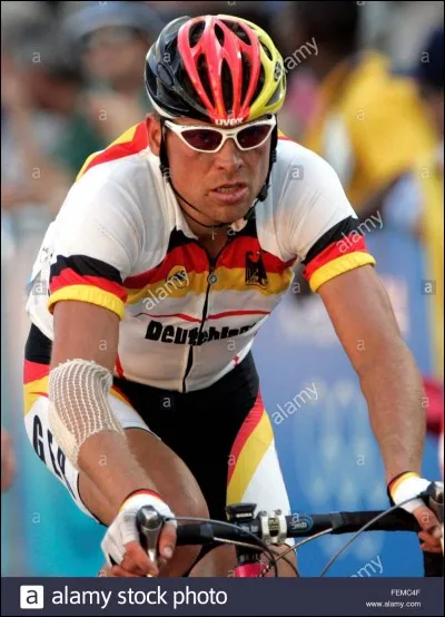 Au fait, de quelle nationalité est-il ?