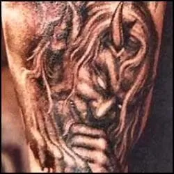 A qui appartient ce tatouage ?