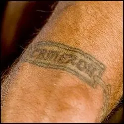 A qui appartient ce tatouage ?