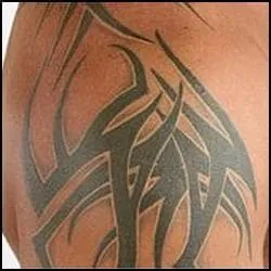 A qui appartient ce tatouage ?