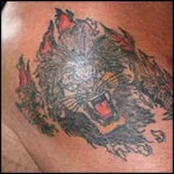 A qui appartient ce tatouage ?