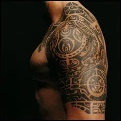 A qui appartient ce tatouage ?