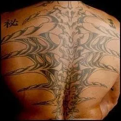 A qui appartient ce tatouage ?