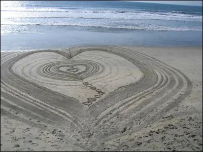 Il aime regarder les filles qui marchent sur la plage, quand elles se déshabillent..."