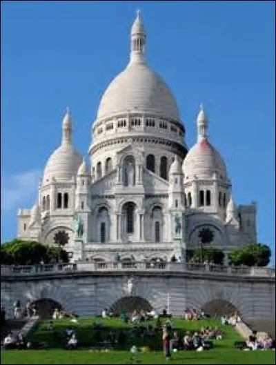 Au sommet de quelle butte se situe la basilique du Sacré-Coeur, situé dans le 18e arrondissement de Paris ?