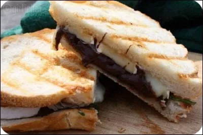 La panini au brie et chocolat : Le brie c'est bon, le chocolat c'est merveilleux mais les deux réunis c'est plutôt étrange. Qui sont les rois du sucré-salé ?