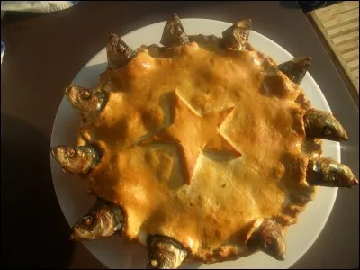 Stargazy pie : il s'agit d'une tarte au poisson. Rien d'extraordinaire mise à part que la tête des poissons est sortie. C'est un plat traditionnel en l'honneur d'un pêcheur qui était sorti en mer pendant une tempête, mais de quel pays ?