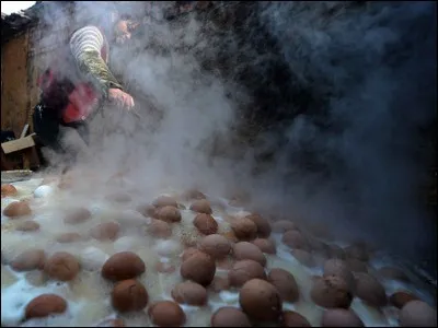 Tong Zi Dan : il s'agit d'un mets très traditionnel : Ce sont des œufs bouillis dans de l'urine de garçon de moins de 10 ans. On les laisse mijoter et on les vend ensuite à prix d'or. Mais où ?