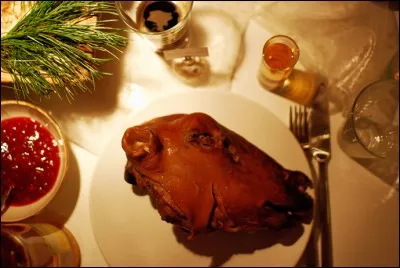 La tête de mouton : une fois le cerveau enlevé, la tête est bouillie dans de l'eau salée ou cuite à la vapeur pour séparer l'os de la joue. Elle est traditionnellement servie avec des pommes de terre. Mais où ça ?