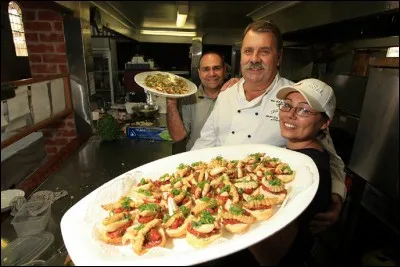 Witchetty Grub : C'est un petit ver baveux qui peut être mangé cru ou cuit. Le goût est, paraît-il, semblable à l'œuf frit avec un goût de noisette. Où le trouve-t-on ?