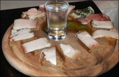 Le salo : C'est de la graisse de porc qui est consommée crue principalement , elle est plongée dans du sel et est accompagnée d'alcool. C'est une sorte de tapas locale mais dans quel pays ?