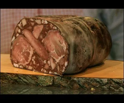 La Blut-Zungenwurst : Ce plat typique et populaire est très ancien puisqu'on en parle déjà dans "l'odyssée d'Homère". C'est une saucisse de langue, de sang et de graisse de bœuf. Où mange-t-on cette saucisse ?