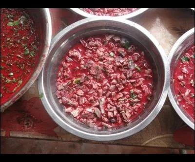 Le tiet canh : Ce plat peu ragoûtant est composé de sang de canard, coriandre, menthe, cacahuètes et soupe de poisson. D'où vient cette typique spécialité ?