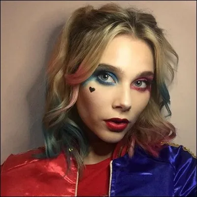 Comment s'appelle la marraine d'Ambre ?