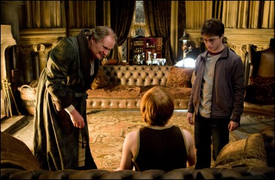 Puis, il boit du poison par erreur.
Qui va le sauver et en se servant de quoi ?