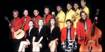 L'énorme et vieux ventilateur essayait de brasser l'air lourd d'odeurs !