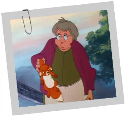 Dans "Rox et Rouky", comment cette vieille dame qui recueille Rox se nomme-t-elle ?