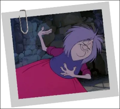En quoi Madame Mim, l'ennemie de Merlin l'enchanteur, ne se transforme-t-elle pas ?