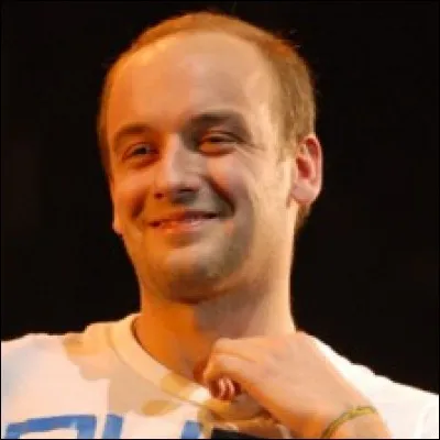 "Ours" commence sa carrière en 2007 avec son premier album "Mi" . Il participe aux premières parties de Zazie et de Vanessa Paradis avant d'effectuer un duo avec la chanteuse Lilly Allen en 2009. De qui est-il le fils ?