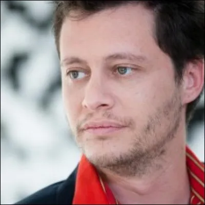 Il s'appelle Jonathan. Le jeune homme de 30 ans a décidé de se lancer dans la musique. Cette année, il sortira son premier album éponyme porté par le premier extrait "Ma voisine". De qui est-il le fils ?