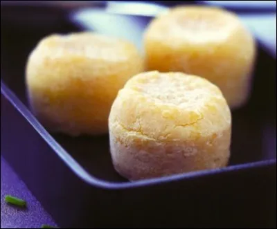Voici un Fromage de chèvre à croûte ivoire, devenant brune en vieillissant. C'est un des plus petits fromages de chèvre existants. Quel est son nom ?