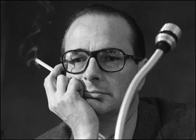 Que fait Chirac, sur cette image ?