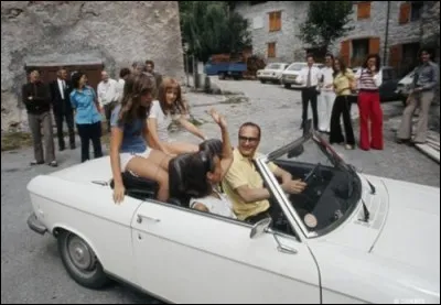 Combien de filles accompagnent Chirac dans cette voiture ?