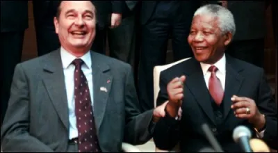 Quel homme bien célèbre Chirac tient-il ici ?