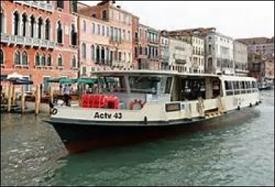 Dans laquelle de ces villes trouve-on en général cette embarcation motorisée pour le transport public et appelée "vaporetto" ?