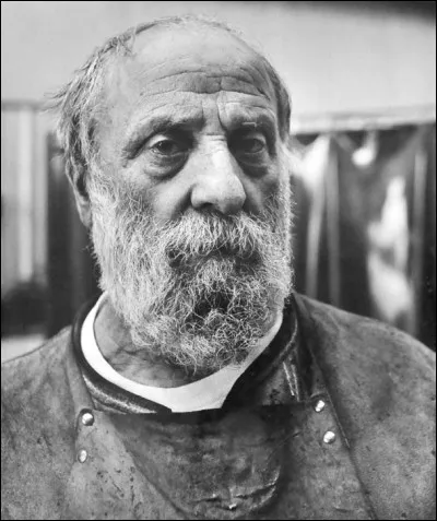 Il est né le même jour que le précédent mais il a excellé dans un tout autre domaine. Sculpteur, il innove en travaillant la ferraille et autres matériaux de récupération. De qui s'agit-il ?