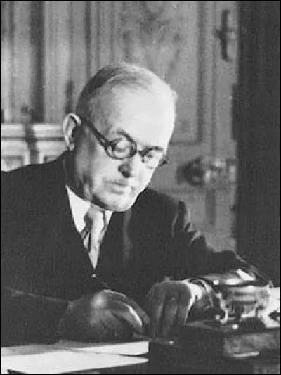 Cet homme politique français, socialiste, a été le ministre des finances du Front Populaire et surtout le premier président de la IVe République. Il est mort le 1er janvier 1966. De qui s'agit-il ?