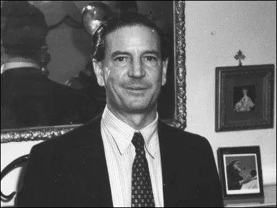 Né le 1er janvier 1912, il est officier des services de renseignement britanniques. Il s'avère être un agent double, au service de l'URSS. De qui s'agit-il ?