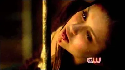 Avec qui Elena est-elle à ce moment-là ?