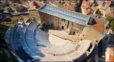 Dans quelle ville peut-on retrouver ce théâtre antique, construit sous l'ordre d'Auguste 1er ?