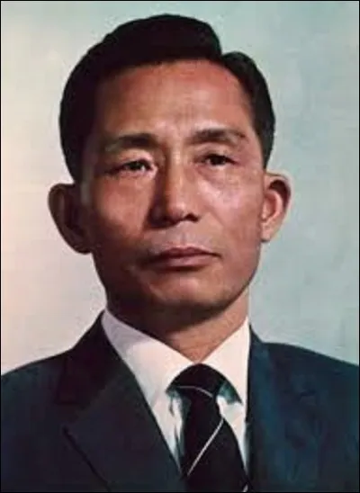 Militaire et homme d'État, né à Gumi le 30 septembre, Park Chung-hee fut président de la République de son pays de 1962 à 1979. Sous sa présidence très autoritaire, son pays prend son essor économique pour se hisser dans les vingt plus riches au monde. Le 26 octobre 1979, alors qu'il est encore en fonction, il se fait assassiner dans la capitale. Quel Etat a-t-il gouverné d'une main de fer ?