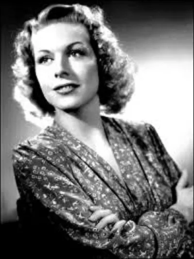 Madeleine Svoboda, dite Madeleine Robinson, est une actrice franco-tchèque naturalisée suisse qui voit le jour le 05 novembre à Paris. Tournant dans environ 80 films et plusieurs téléfilms, elle jouera aussi dans 31 pièces de théâtre. En 1959, à la Mostra de Venise, elle reçoit la Coupe Volpi de la meilleure interprétation féminine pour un film de Claude Chabrol ; lequel ?