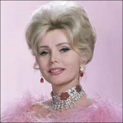 Actrice naturalisée américaine, née en Hongrie le 06 février, Zsa Zsa Gabor s'est éteinte le 18 décembre dernier. Mariée neuf fois, elle tourne durant sa carrière pas loin de 30 films, dont un du réalisateur et scénariste français Henri Verneuil, en 1953, avec Fernandel dans le rôle principal. Quel est le nom de ce film ?