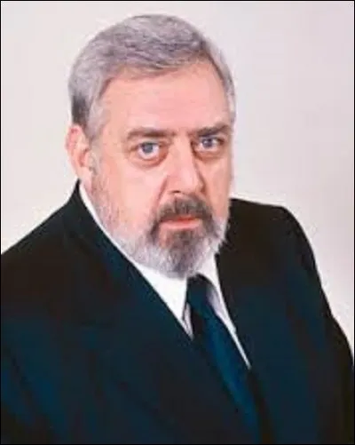 Né au Canada, le 21 mai et mort des suites d'un cancer, le 12 septembre 1993, Raymond Burr est un acteur surtout connu pour ses rôles dans des séries télévisées comme "L'Homme de fer", "Perry Mason", ou "Colorado". Resté célèbre dans le film d'Alfred Hitchock "Fenêtre sur cour", en 1954, où il joue le rôle du suspect ; dans la série "L'Homme de fer", quel est le nom du héros qu'il interprète ?