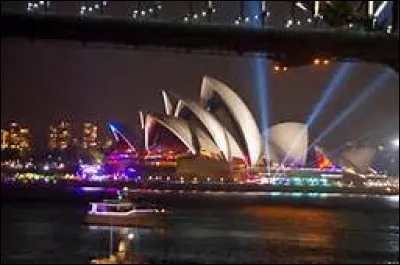 Quelle est cette grande ville d'Australie en fête ?