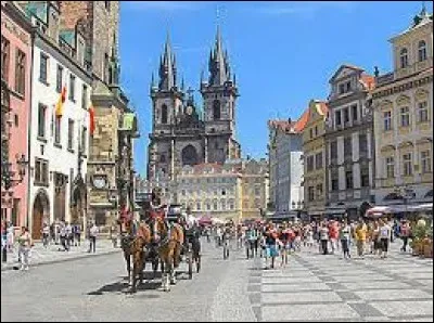 Les couleurs du drapeau de la Tchéquie sont le bleu, le blanc et le rouge dont la pointe blanche est entée dans les deux autres.