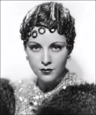 Comment appelle-t-on une mèche de cheveu aplatie en boucle sur le front ou la tempe ?