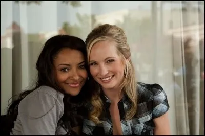 Comment s'appellent les 2 meilleures amies d'Elena ?