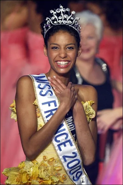 Chloé Mortaud était la Miss France 2009. Lors de son couronnement, Valérie Bègue, n'étant pas conviée n'a pas pu lui remettre la précieuse couronne. Qui l'a fait à sa place ?