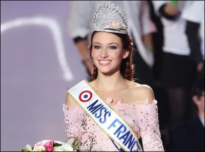 Delphine Wespiser a été la Miss France 2012. Le soir de l'élection, sur France 2 était diffusé le Téléthon. Un humoriste a lancé en direct un défi aux Miss : parler du 3637 en direct lors de leur temps de parole. Delphine est la seule à l'avoir fait. Qui est cet humoriste ?