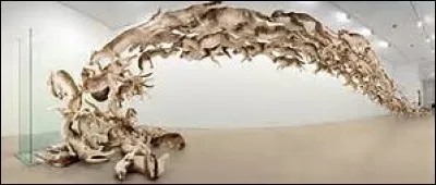 Cette uvre représente une meute de loups en résine se jetant contre une vitre. Qui en est l'auteur ?