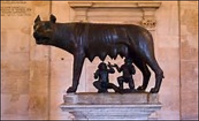 Selon la légende, la louve de la photo aurait allaité deux enfants humains qui fondèrent plus tard la ville de Rome. Comment appelle-t-on cette louve ?